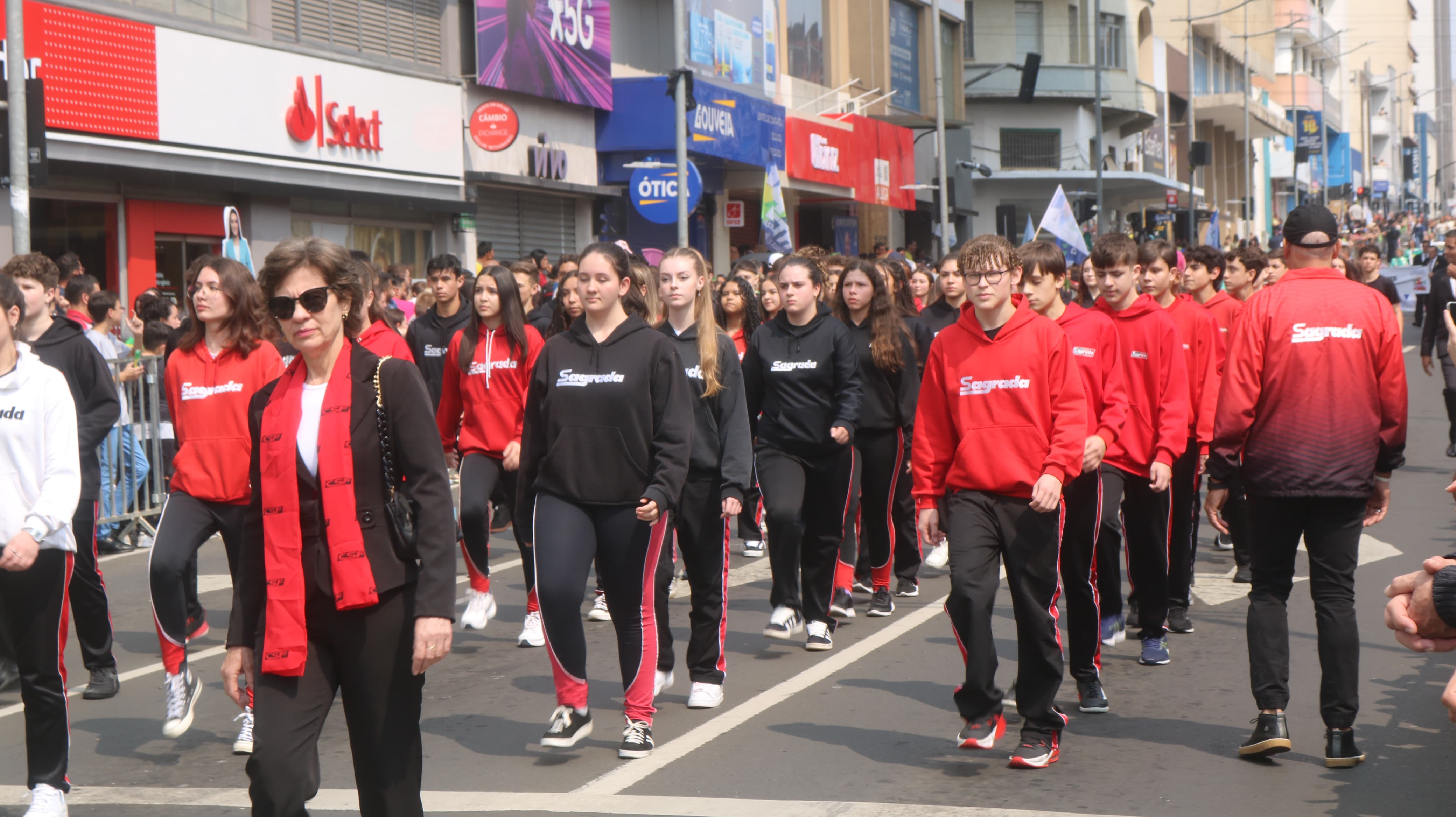 Desfile percorreu as principais ruas e avenidas de Ponta Grossa na manhã deste sábado (07)