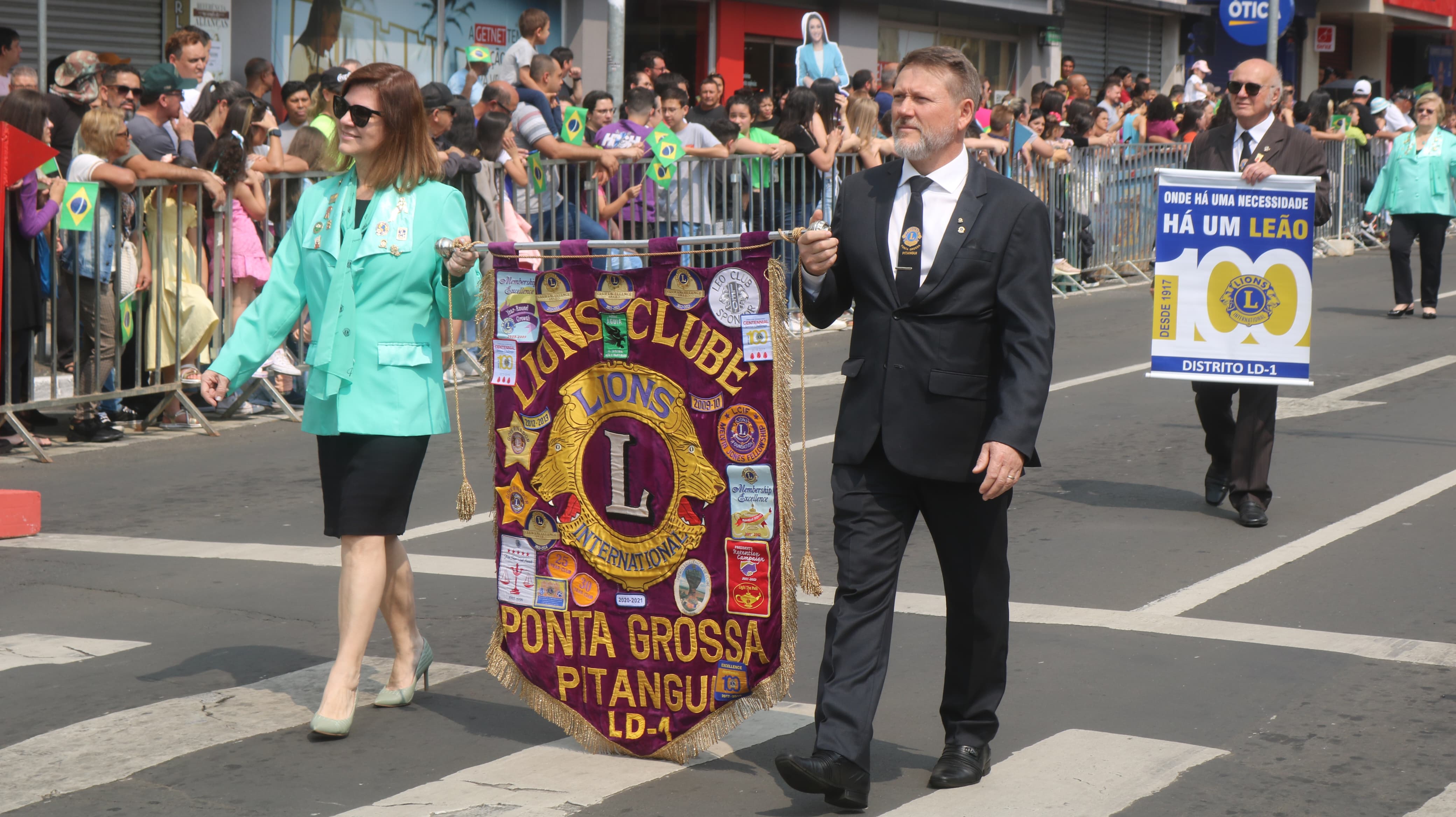 Desfile percorreu as principais ruas e avenidas de Ponta Grossa na manhã deste sábado (07)