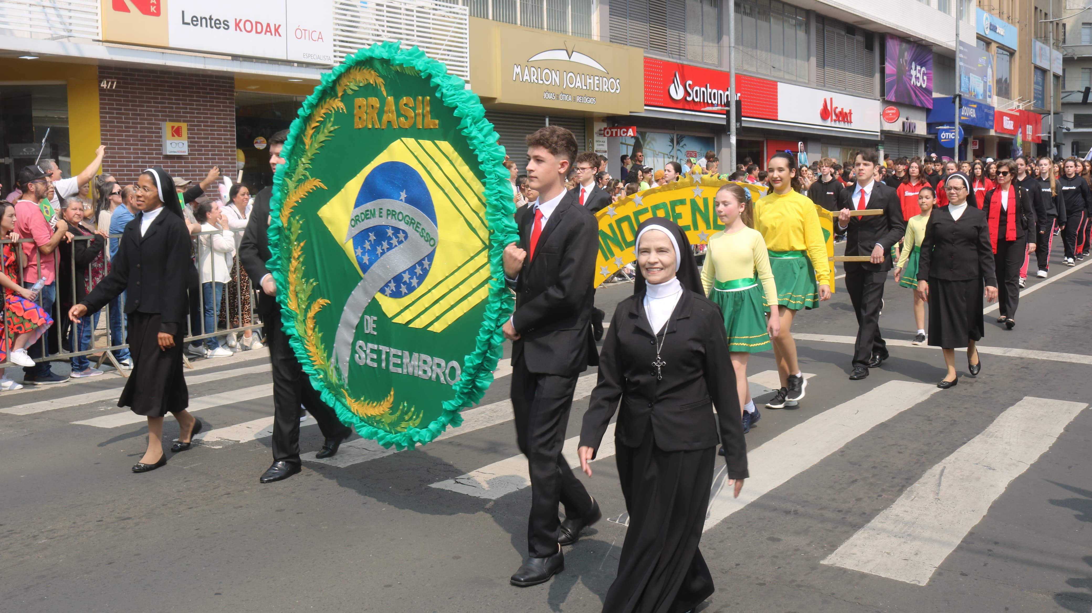 Desfile percorreu as principais ruas e avenidas de Ponta Grossa na manhã deste sábado (07)