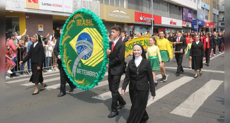 Desfile percorreu as principais ruas e avenidas de Ponta Grossa na manhã deste sábado (07)