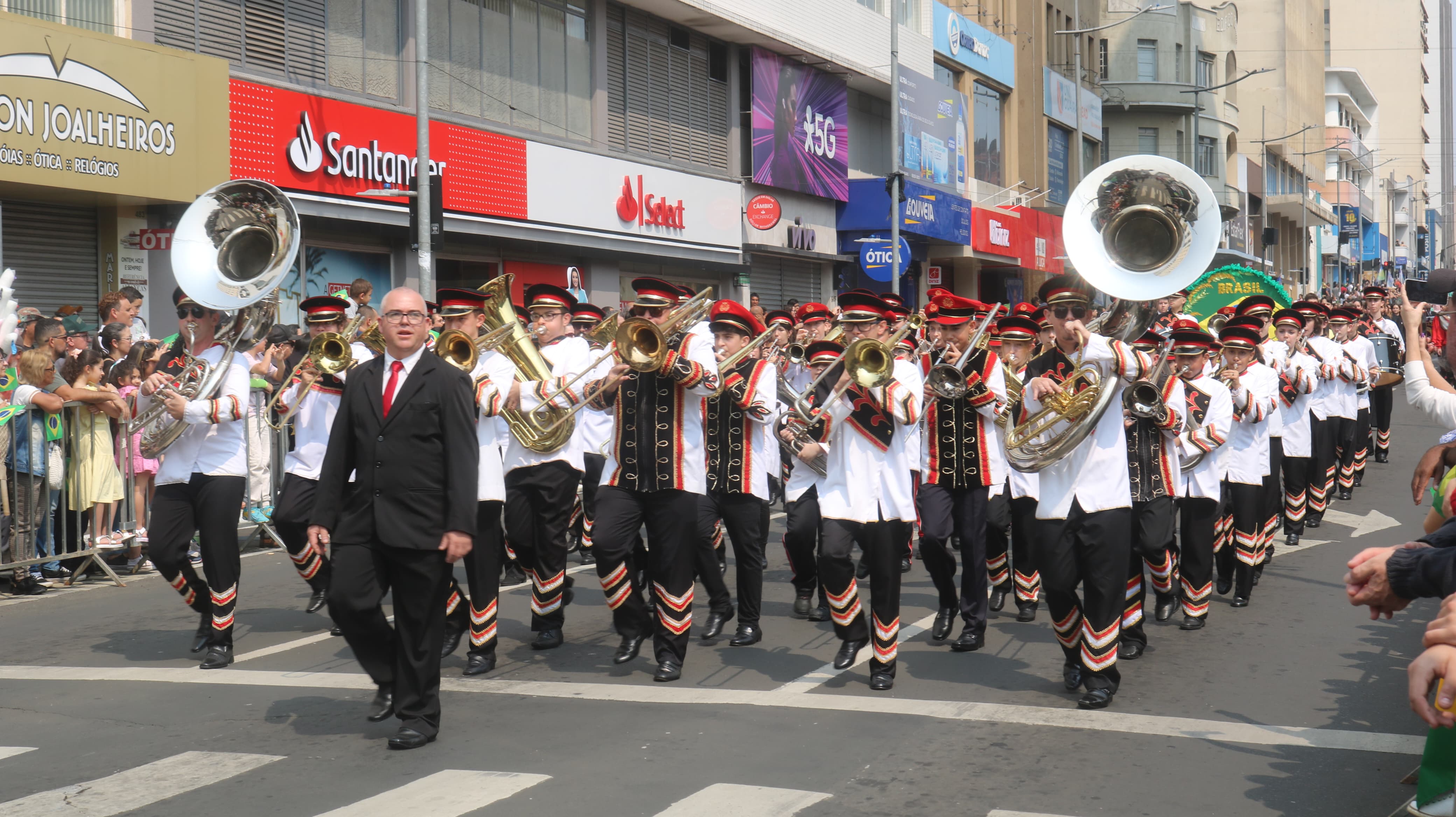 Desfile percorreu as principais ruas e avenidas de Ponta Grossa na manhã deste sábado (07)