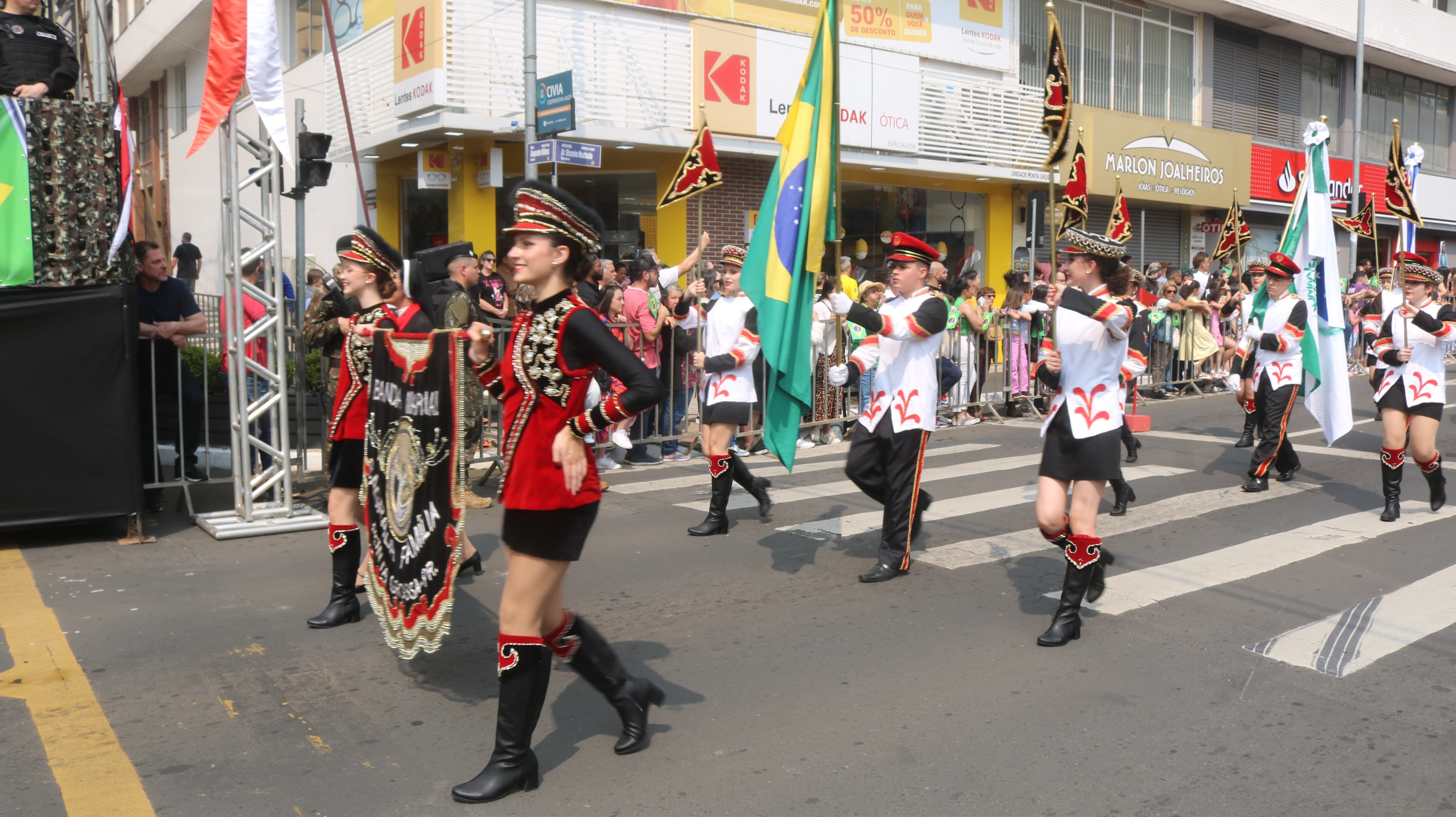 Desfile percorreu as principais ruas e avenidas de Ponta Grossa na manhã deste sábado (07)