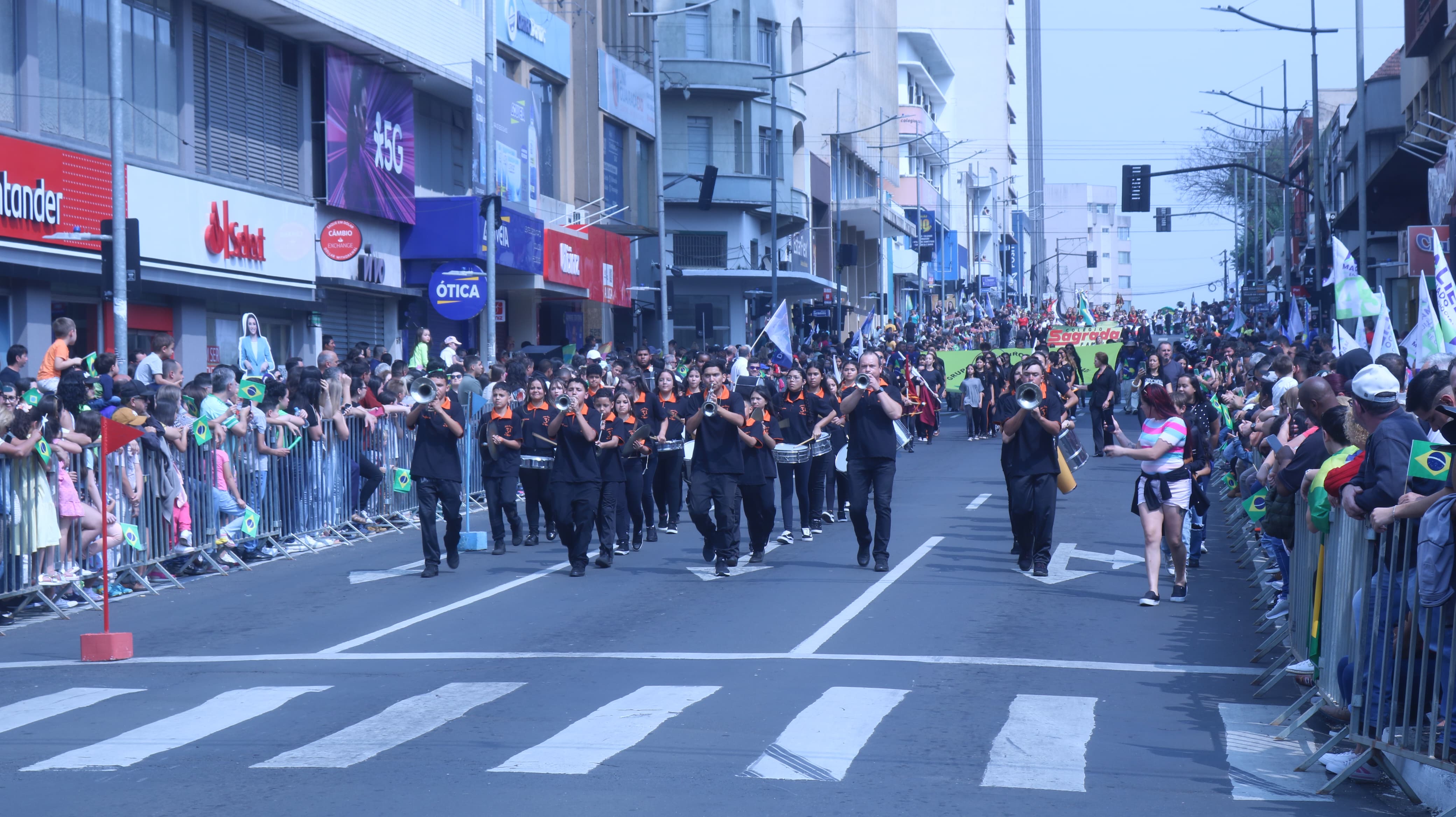 Desfile percorreu as principais ruas e avenidas de Ponta Grossa na manhã deste sábado (07)