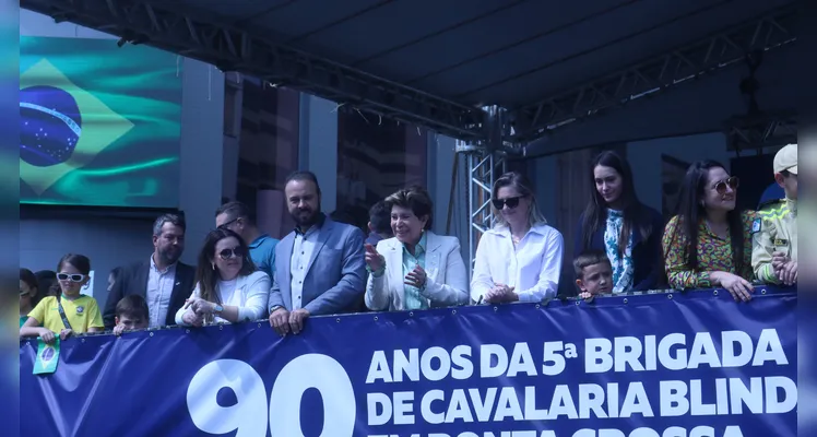 Desfile percorreu as principais ruas e avenidas de Ponta Grossa na manhã deste sábado (07)