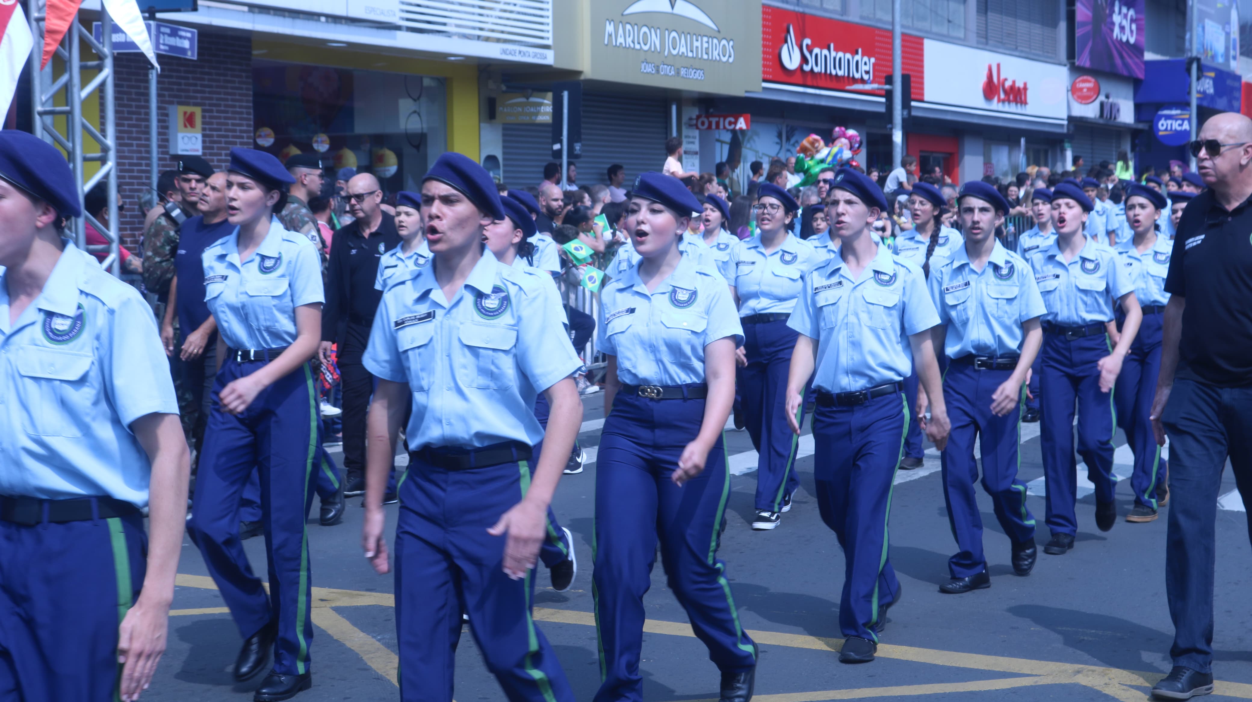 Desfile percorreu as principais ruas e avenidas de Ponta Grossa na manhã deste sábado (07)