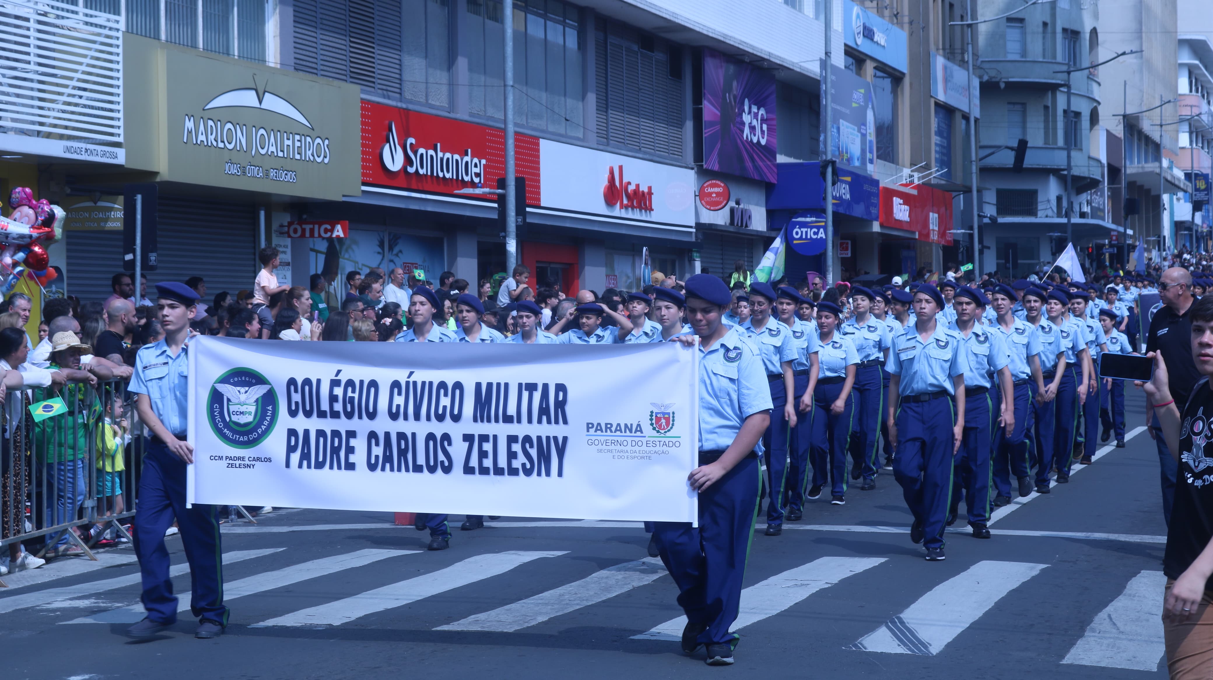 Desfile percorreu as principais ruas e avenidas de Ponta Grossa na manhã deste sábado (07)