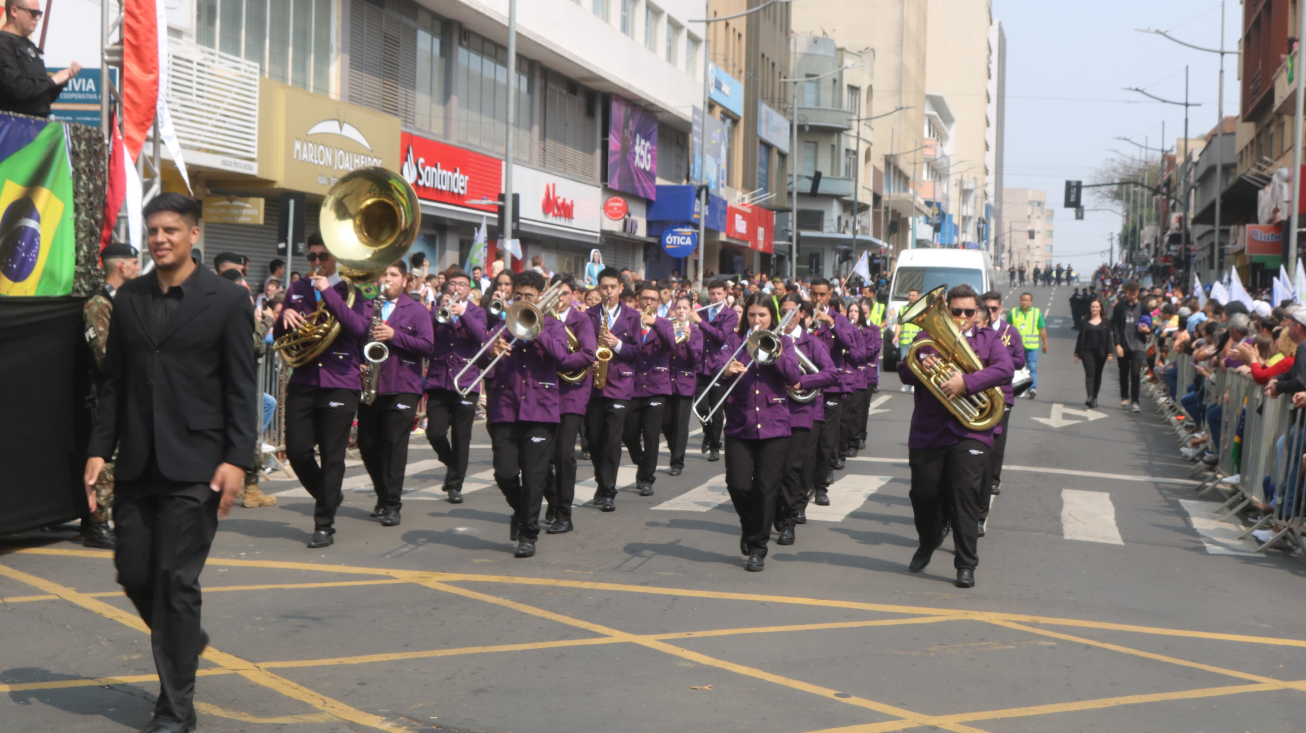 Desfile percorreu as principais ruas e avenidas de Ponta Grossa na manhã deste sábado (07)