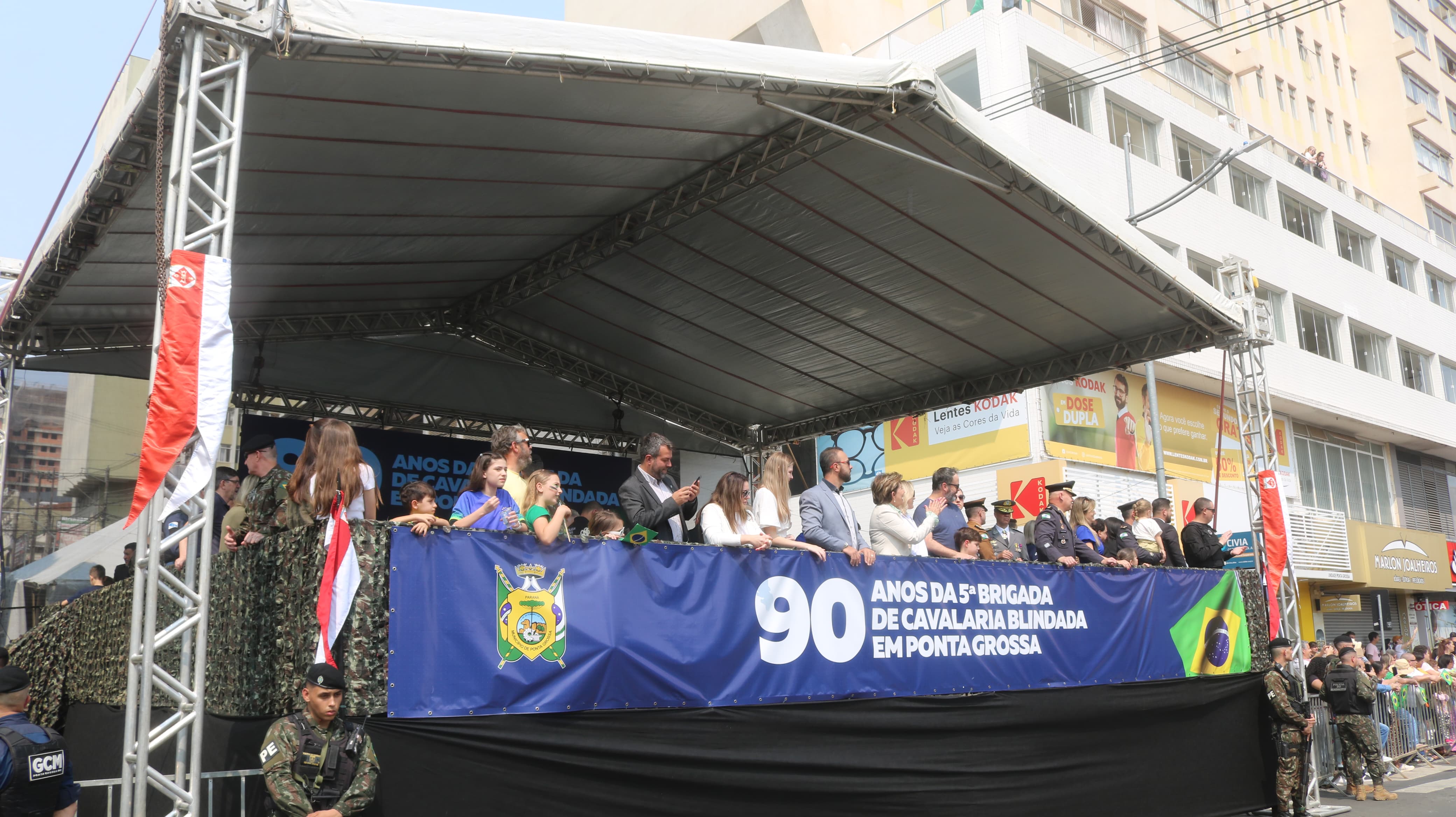 Autoridades acompanharam o desfile na manhã deste sábado (07)