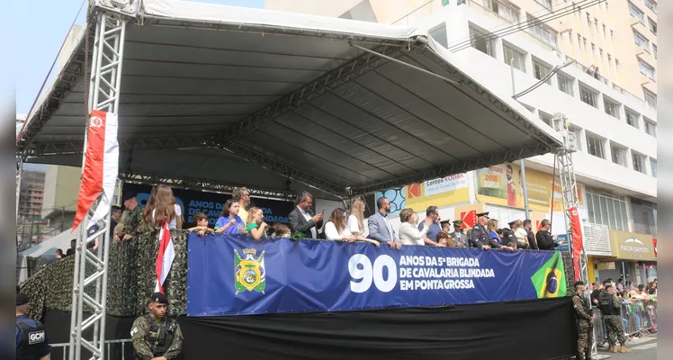 Autoridades acompanharam o desfile na manhã deste sábado (07)