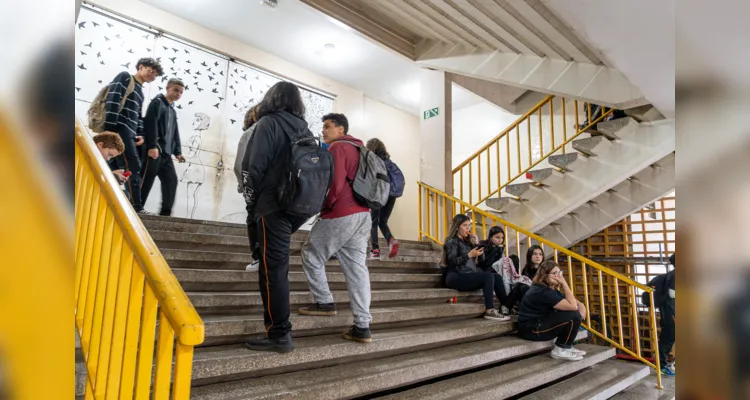 Cerca de um milhão de estudantes voltam às aulas, pela rede de ensino, nesta quarta-feira