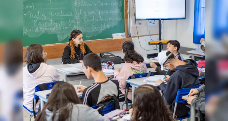 Cerca de um milhão de estudantes voltam às aulas, pela rede de ensino, nesta quarta-feira