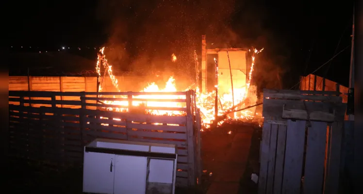 Incêndio ocorreu na madrugada deste sábado (20), no Parque dos Sabiás, em Ponta Grossa