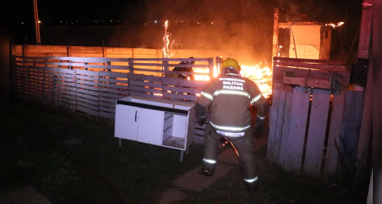 Incêndio ocorreu na madrugada deste sábado (20), no Parque dos Sabiás, em Ponta Grossa