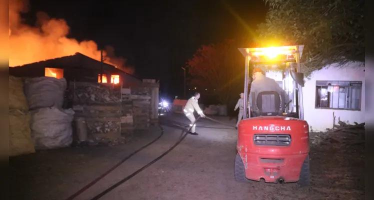 Incêndio foi registrado na madrugada desta quinta-feira (08)