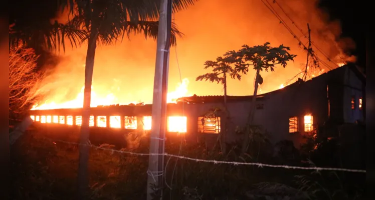 Incêndio foi registrado na madrugada desta quinta-feira (08)