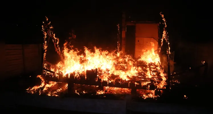 Incêndio ocorreu na madrugada deste sábado (20), no Parque dos Sabiás, em Ponta Grossa