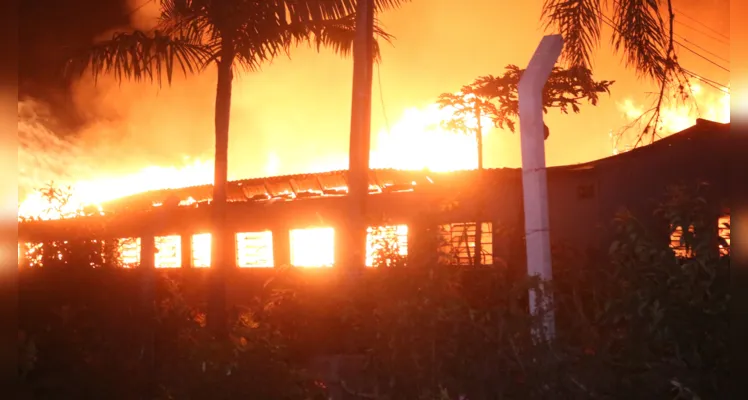 Incêndio foi registrado na madrugada desta quinta-feira (08)