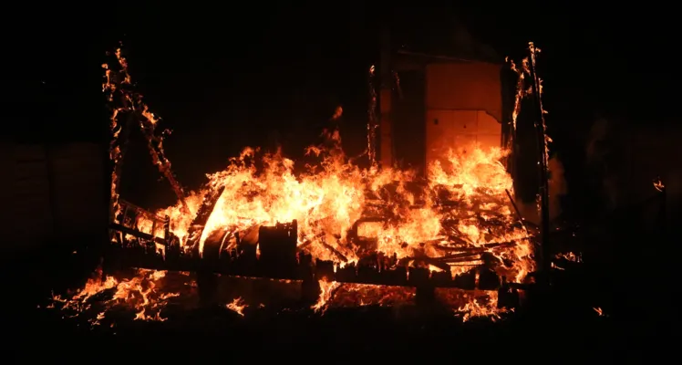 Incêndio ocorreu na madrugada deste sábado (20), no Parque dos Sabiás, em Ponta Grossa