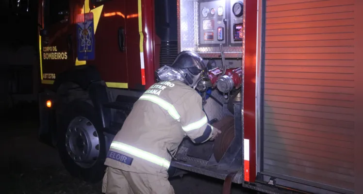 Incêndio foi registrado na madrugada desta quinta-feira (08)