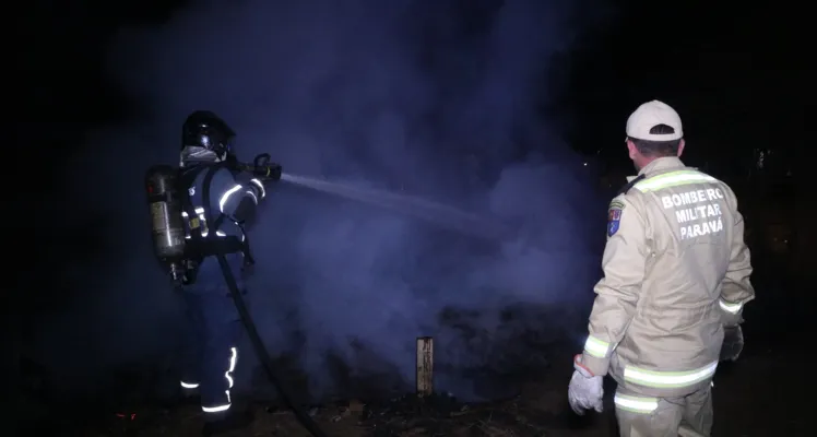 Incêndio atingiu a casa por volta das 04h desta terça-feira (13)