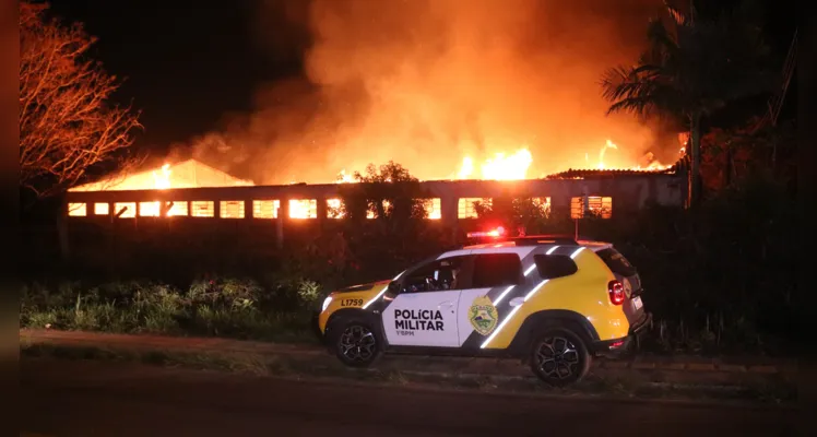 Incêndio foi registrado na madrugada desta quinta-feira (08)