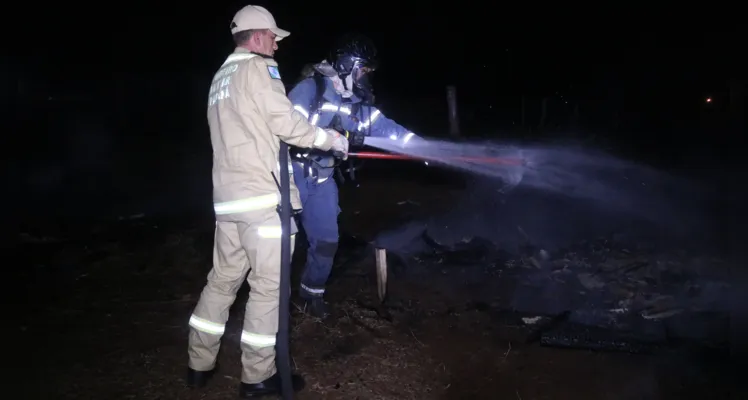 Incêndio atingiu a casa por volta das 04h desta terça-feira (13)