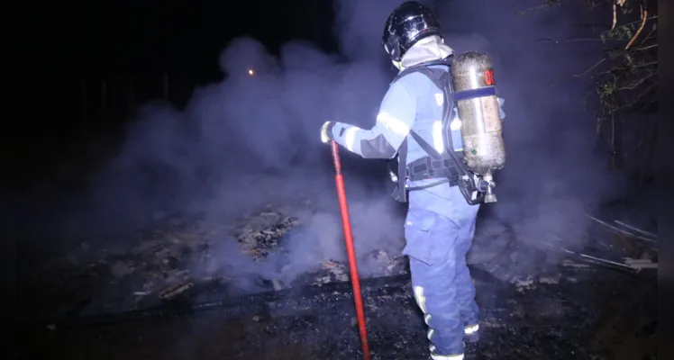 Incêndio atingiu a casa por volta das 04h desta terça-feira (13)