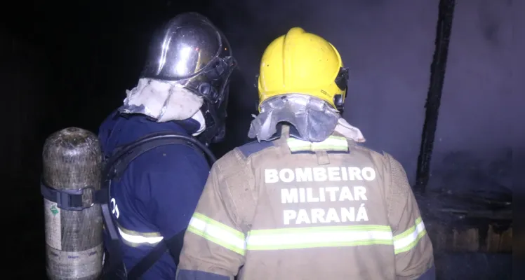 Incêndio ocorreu na madrugada deste sábado (20), no Parque dos Sabiás, em Ponta Grossa