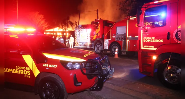 Incêndio foi registrado na madrugada desta quinta-feira (08)