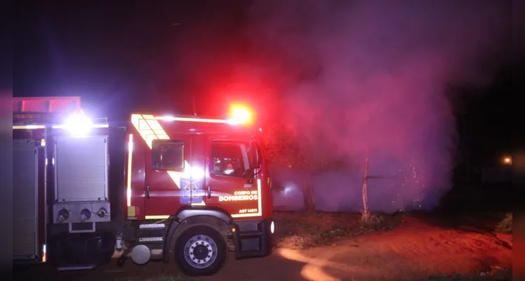 Incêndio atingiu a casa por volta das 04h desta terça-feira (13)