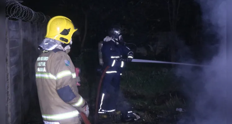 Incêndio ocorreu na madrugada deste sábado (20), no Parque dos Sabiás, em Ponta Grossa