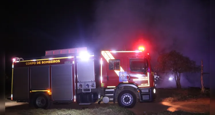 Incêndio atingiu a casa por volta das 04h desta terça-feira (13)