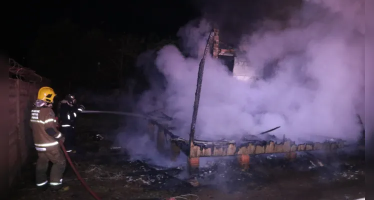 Incêndio ocorreu na madrugada deste sábado (20), no Parque dos Sabiás, em Ponta Grossa