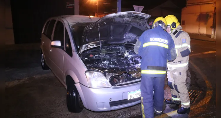 Corpo de Bombeiros é acionado para conter chamas em veículo