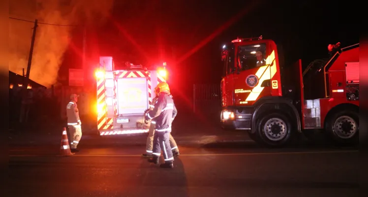 Incêndio foi registrado na madrugada desta quinta-feira (08)