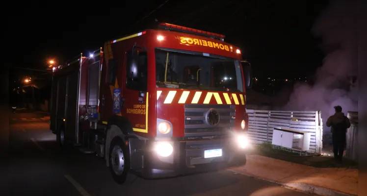 Incêndio ocorreu na madrugada deste sábado (20), no Parque dos Sabiás, em Ponta Grossa