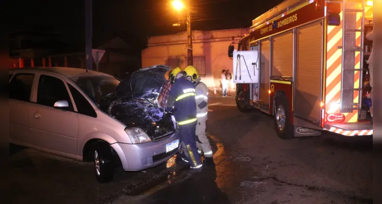 Corpo de Bombeiros é acionado para conter chamas em veículo