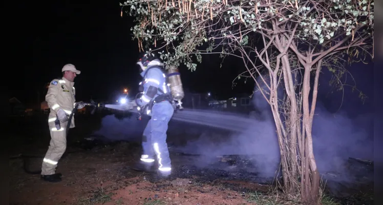 Incêndio atingiu a casa por volta das 04h desta terça-feira (13)