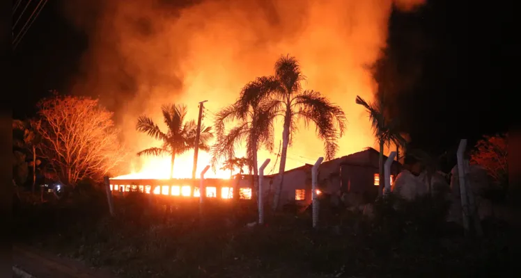 Incêndio foi registrado na madrugada desta quinta-feira (08)