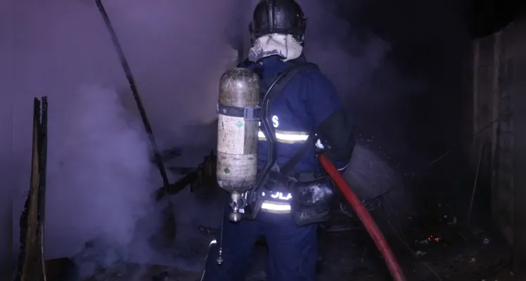 Incêndio ocorreu na madrugada deste sábado (20), no Parque dos Sabiás, em Ponta Grossa