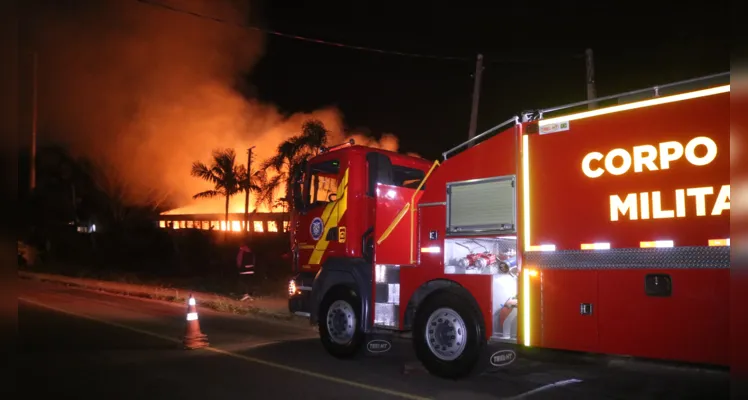 Incêndio foi registrado na madrugada desta quinta-feira (08)