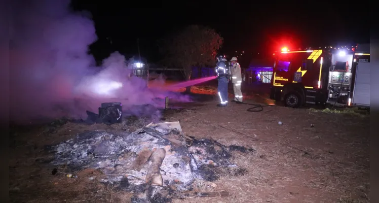 Incêndio atingiu a casa por volta das 04h desta terça-feira (13)