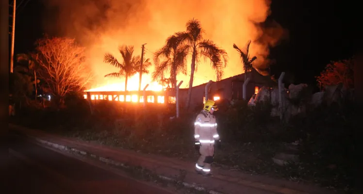 Incêndio foi registrado na madrugada desta quinta-feira (08)