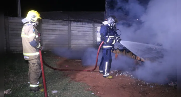 Incêndio ocorreu na madrugada deste sábado (20), no Parque dos Sabiás, em Ponta Grossa