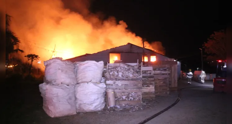 Incêndio foi registrado na madrugada desta quinta-feira (08)