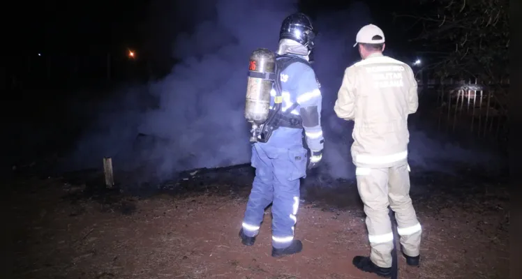 Incêndio atingiu a casa por volta das 04h desta terça-feira (13)