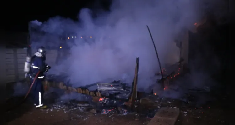 Incêndio ocorreu na madrugada deste sábado (20), no Parque dos Sabiás, em Ponta Grossa