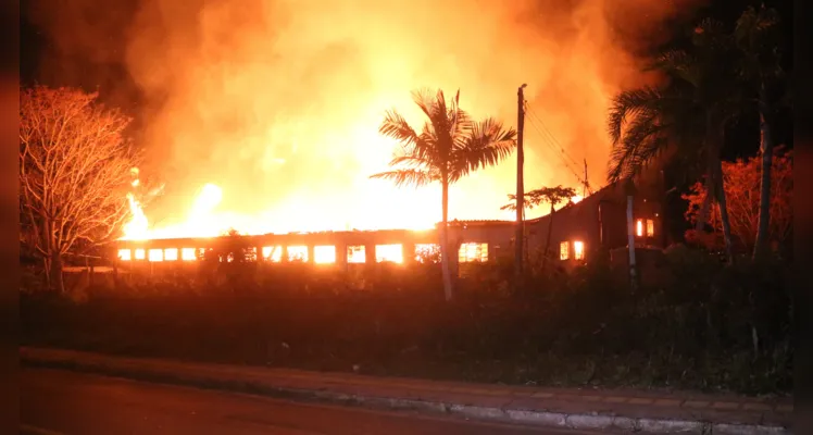 Incêndio foi registrado na madrugada desta quinta-feira (08)