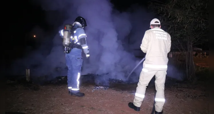 Incêndio atingiu a casa por volta das 04h desta terça-feira (13)