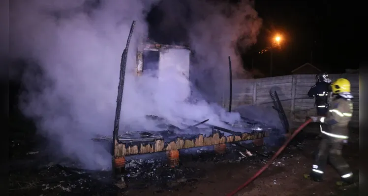 Incêndio ocorreu na madrugada deste sábado (20), no Parque dos Sabiás, em Ponta Grossa